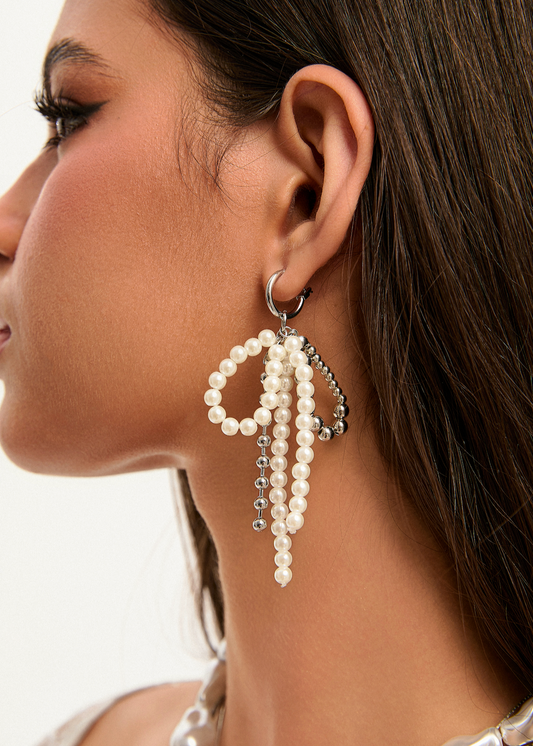 Annie Perlen-Ohrringe in Schleifenform