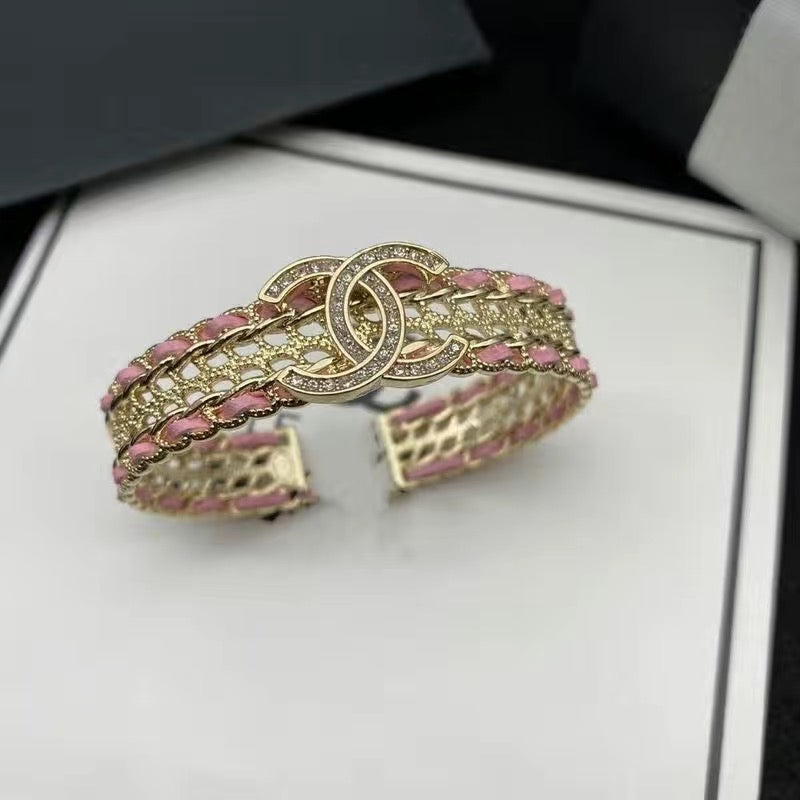 Goldenes Kettenarmband mit Anhänger