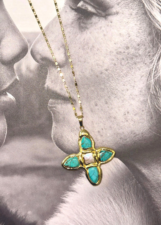 Collana estiva dorata con croce in conchiglia turchese Lou