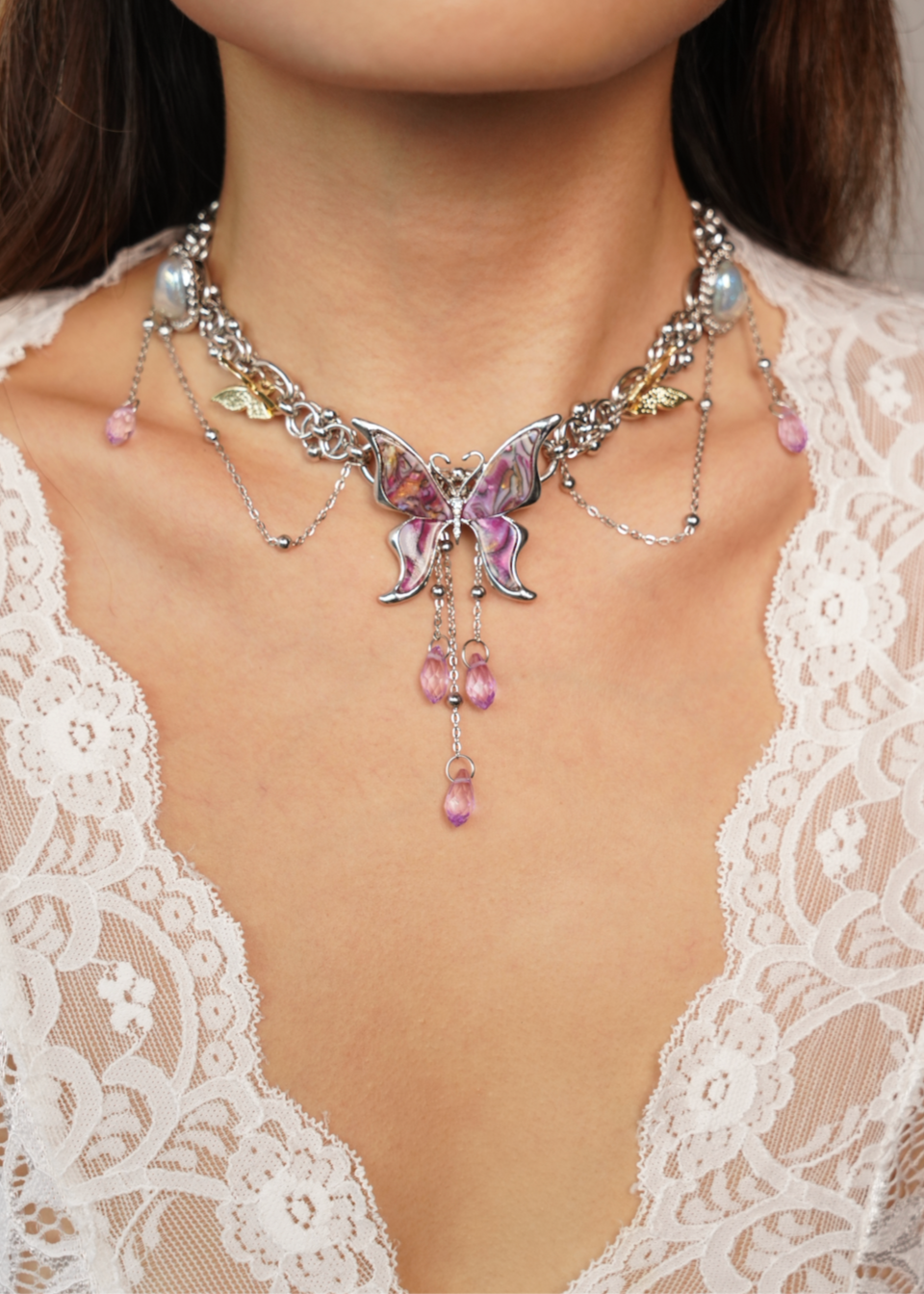 Collana in argento con farfalla viola della giungla e motivo grunge