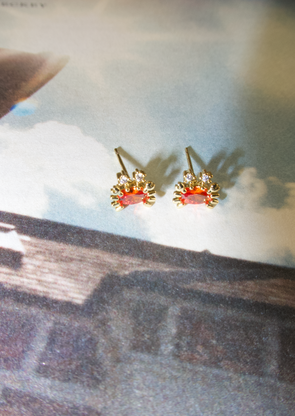 Glitzernde Ohrstecker „Petit Orange“ mit Krabbenmotiv