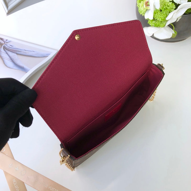 Quadratische Pochette-Modetasche