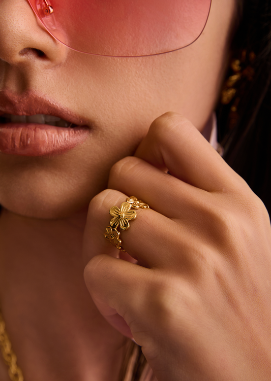 Goldener Ring mit Dschungelblume