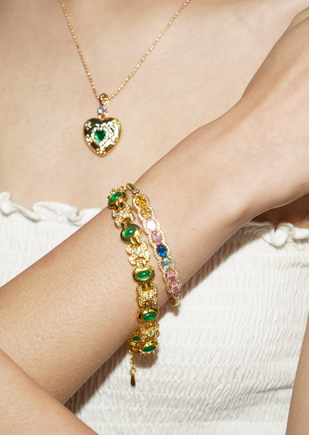 Leela Goldenes Armband mit bunten Steinen