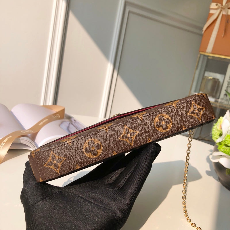 Quadratische Pochette-Modetasche