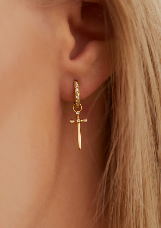 Charles Sword Goldene Huggie-Ohrringe