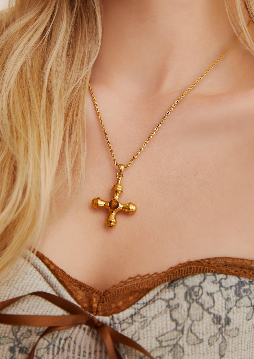 Collana con croce dorata in occhio di tigre Kiara