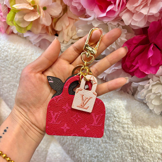 Roter moderner Schlüsselanhänger