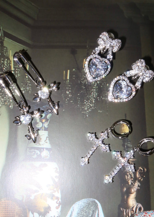 Glitzernde Ashley Bow Love Ohrringe