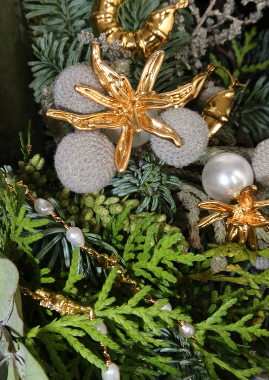 Artsy Ann – Huggie-Ohrringe mit goldenen Perlen