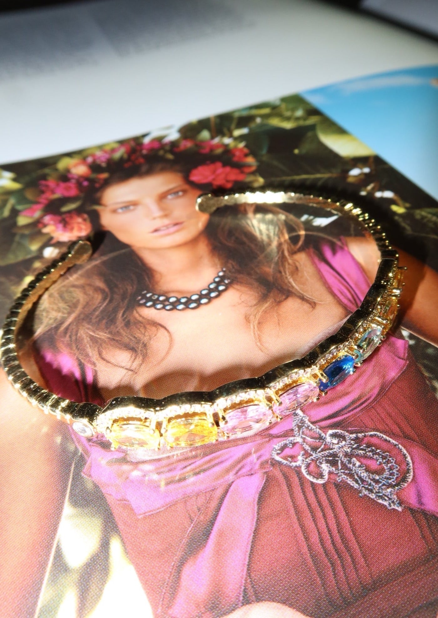 Leela Goldenes Armband mit bunten Steinen