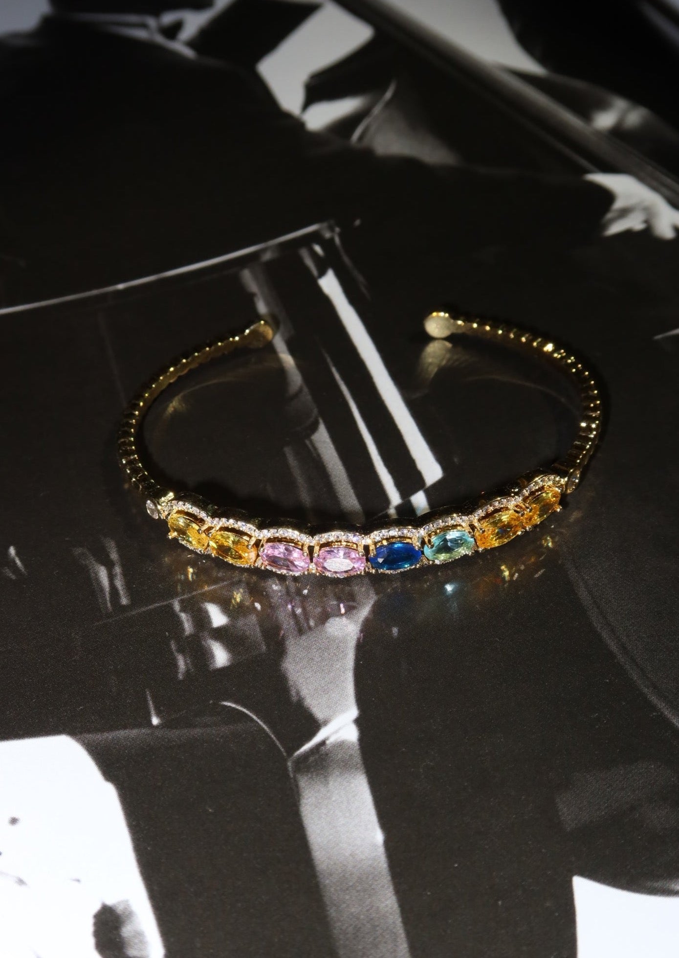 Leela Goldenes Armband mit bunten Steinen