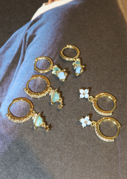 Blaues Bären-Klee-Universum-Huggie-Ohrring-Set