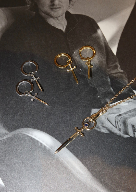 Charles Sword – Huggie-Ohrringe aus Silber