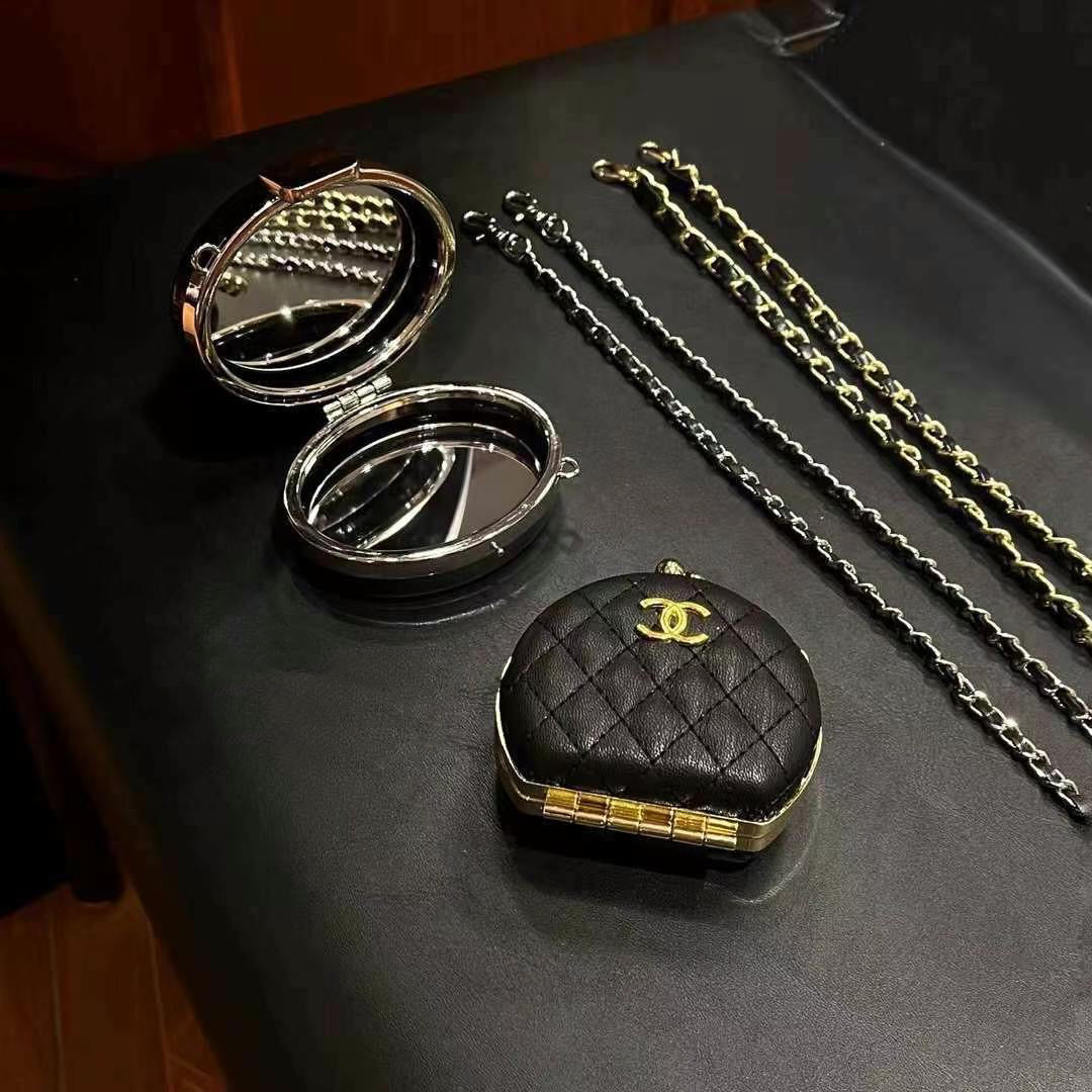 Coole schwarze Minitasche mit Ketten