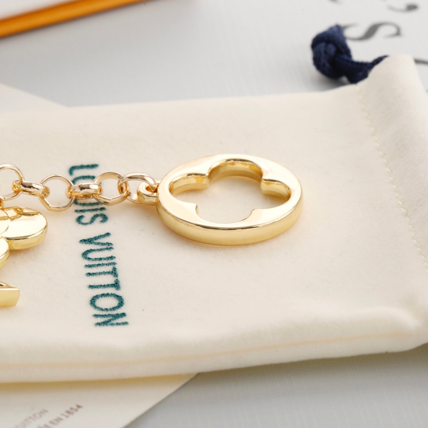 Schlüsselanhänger mit Blumenmotiv