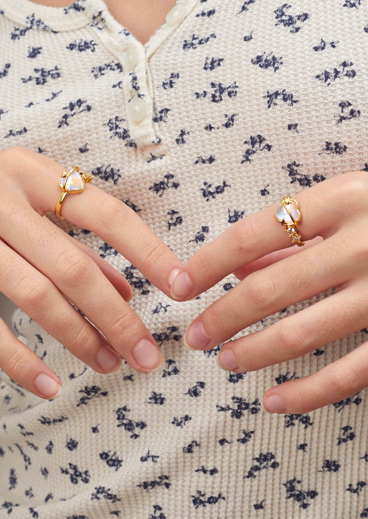 Anello d'oro con pietra di luna e amore