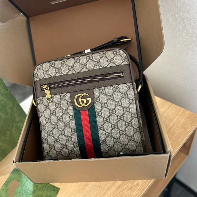 Borsa quadrata grigia alla moda
