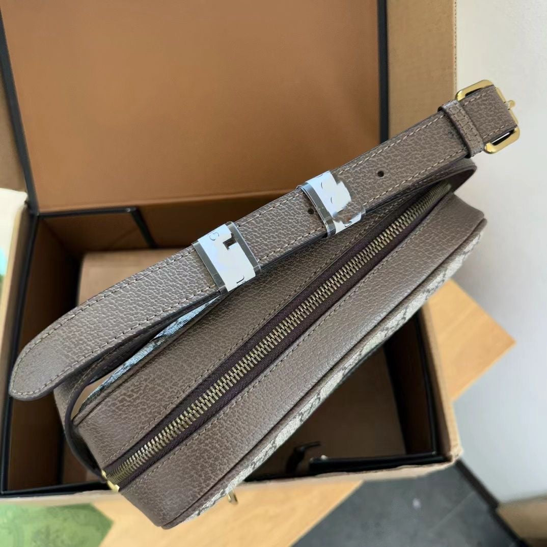 Borsa quadrata grigia alla moda