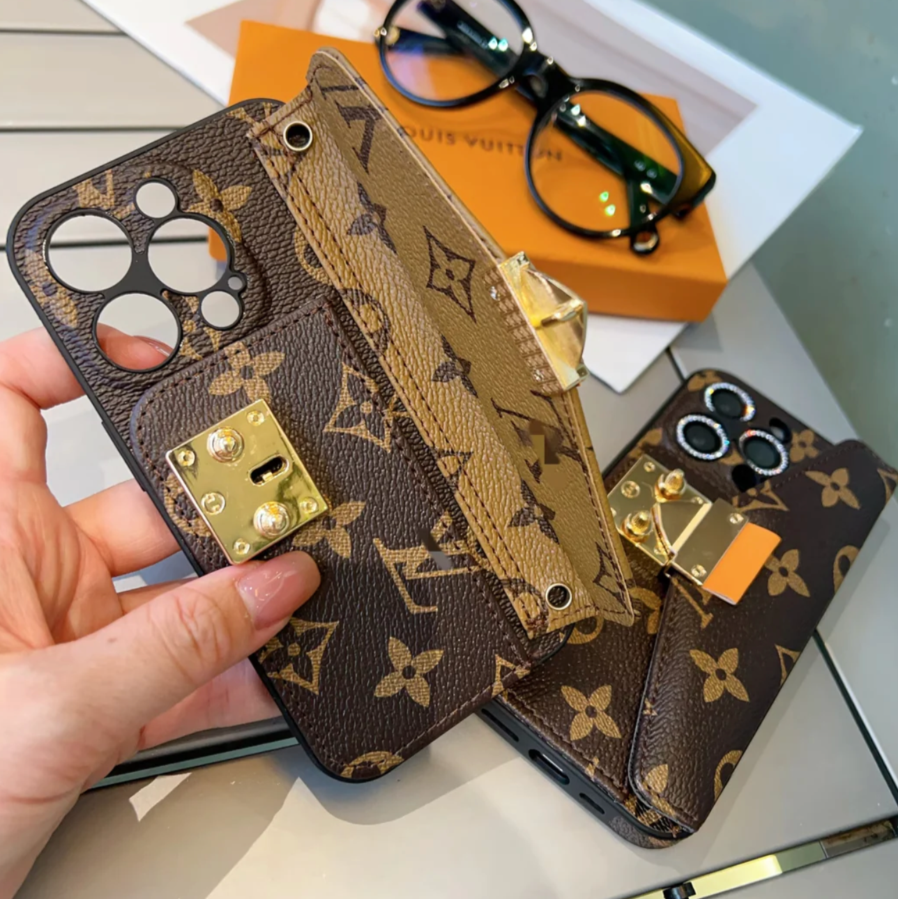 Custodia per telefono con catena in pelle marrone per iPhone