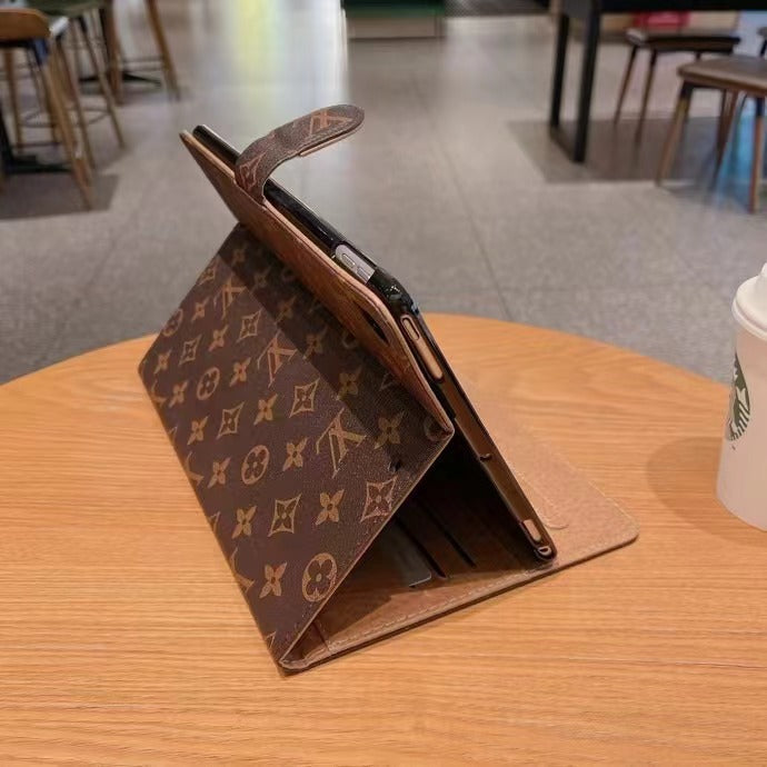 Klassische iPad-Hülle im braunen Design