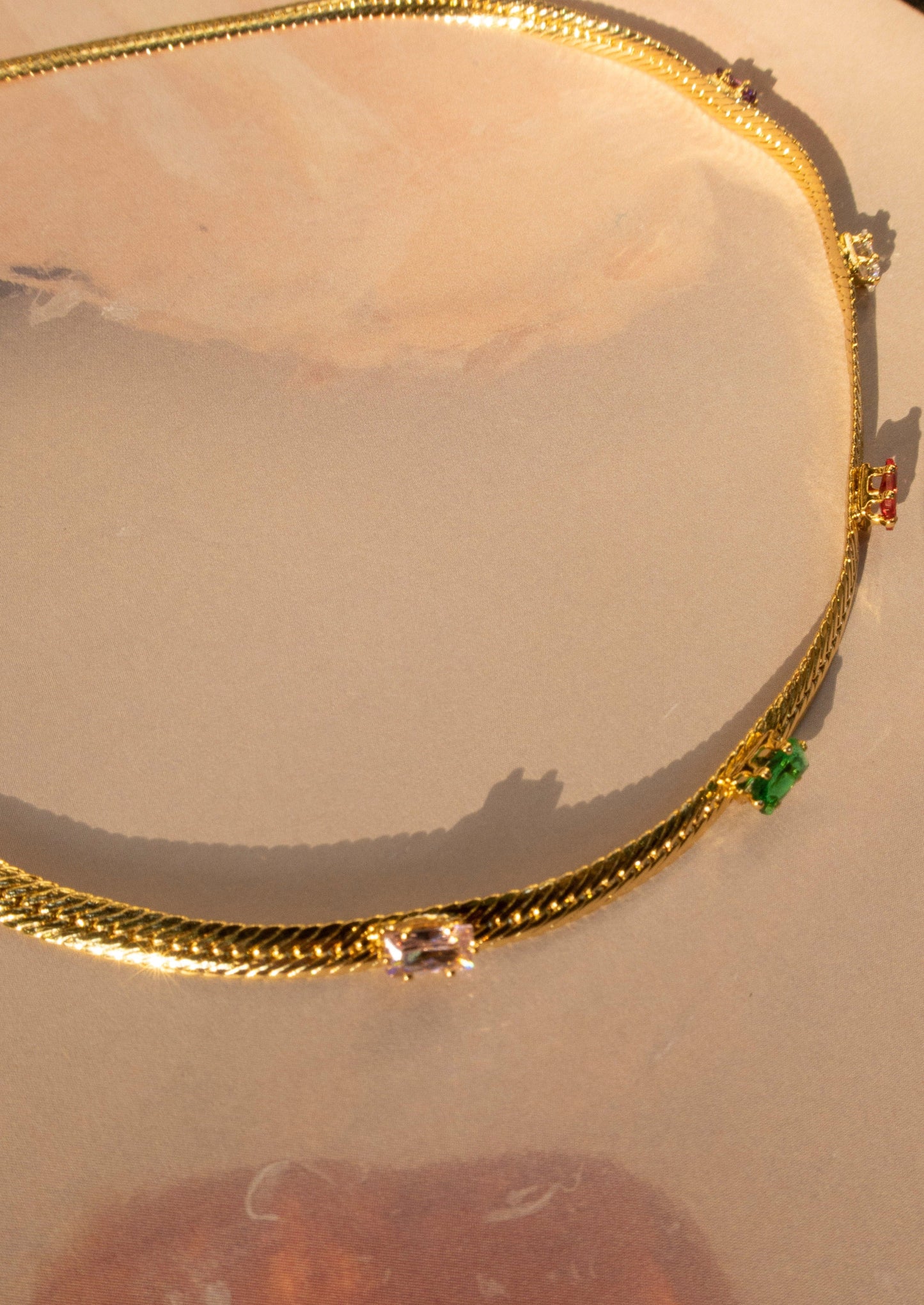 Wunderland Bunte Steine Goldene Halskette