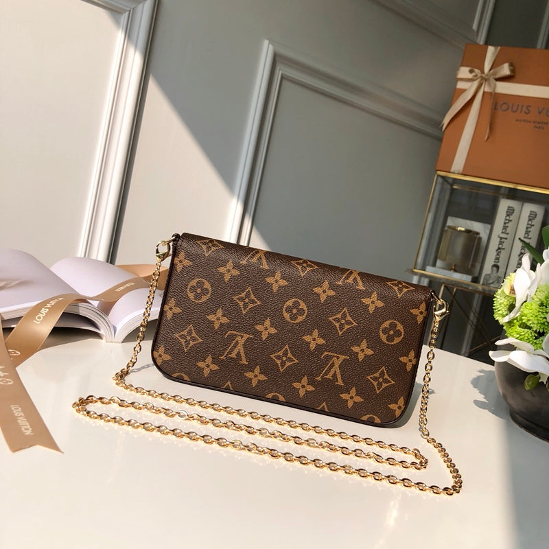 Quadratische Pochette-Modetasche