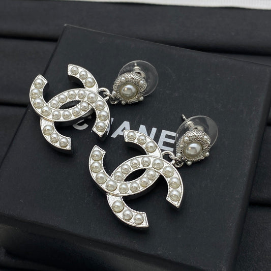 Classic Pearl Earrings