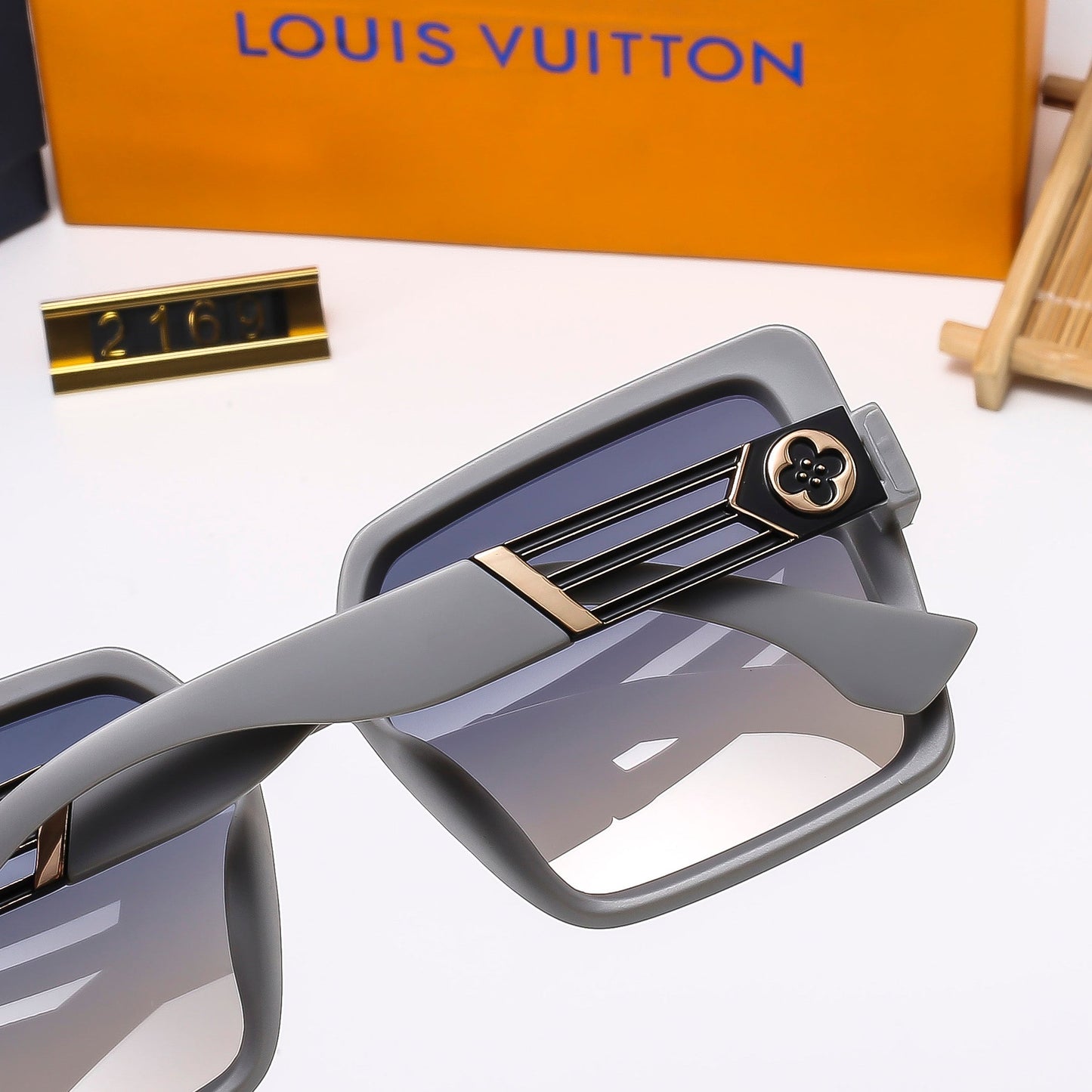 Occhiali da sole alla moda con montatura quadrata