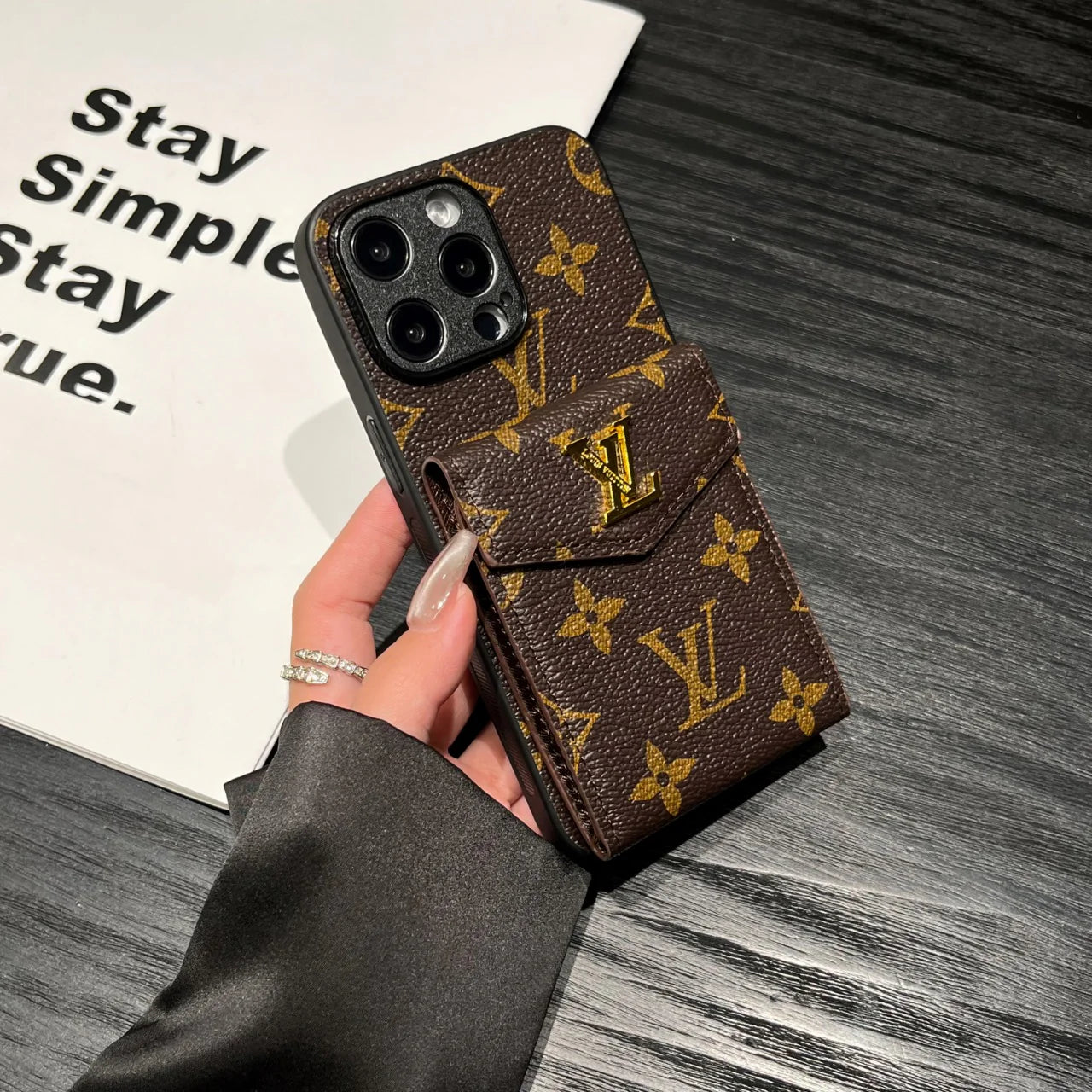 Custodia per telefono in metallo e pelle retrò per iPhone