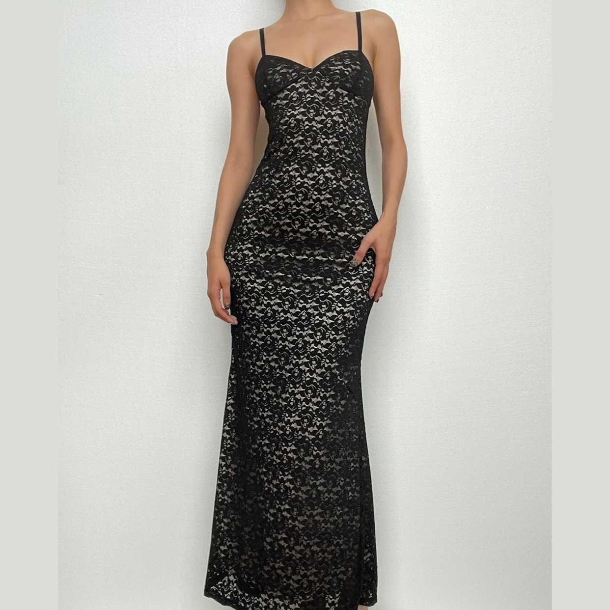 Rückenfreies, tief ausgeschnittenes Camisole-Maxikleid aus Spitze mit V-Ausschnitt