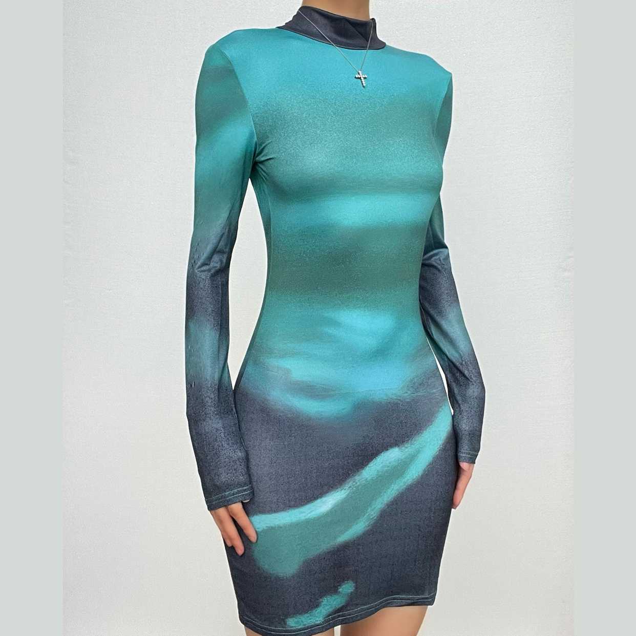 Hochgeschlossenes, langärmliges, rückenfreies Minikleid mit Farbverlauf zum Selbstbinden
