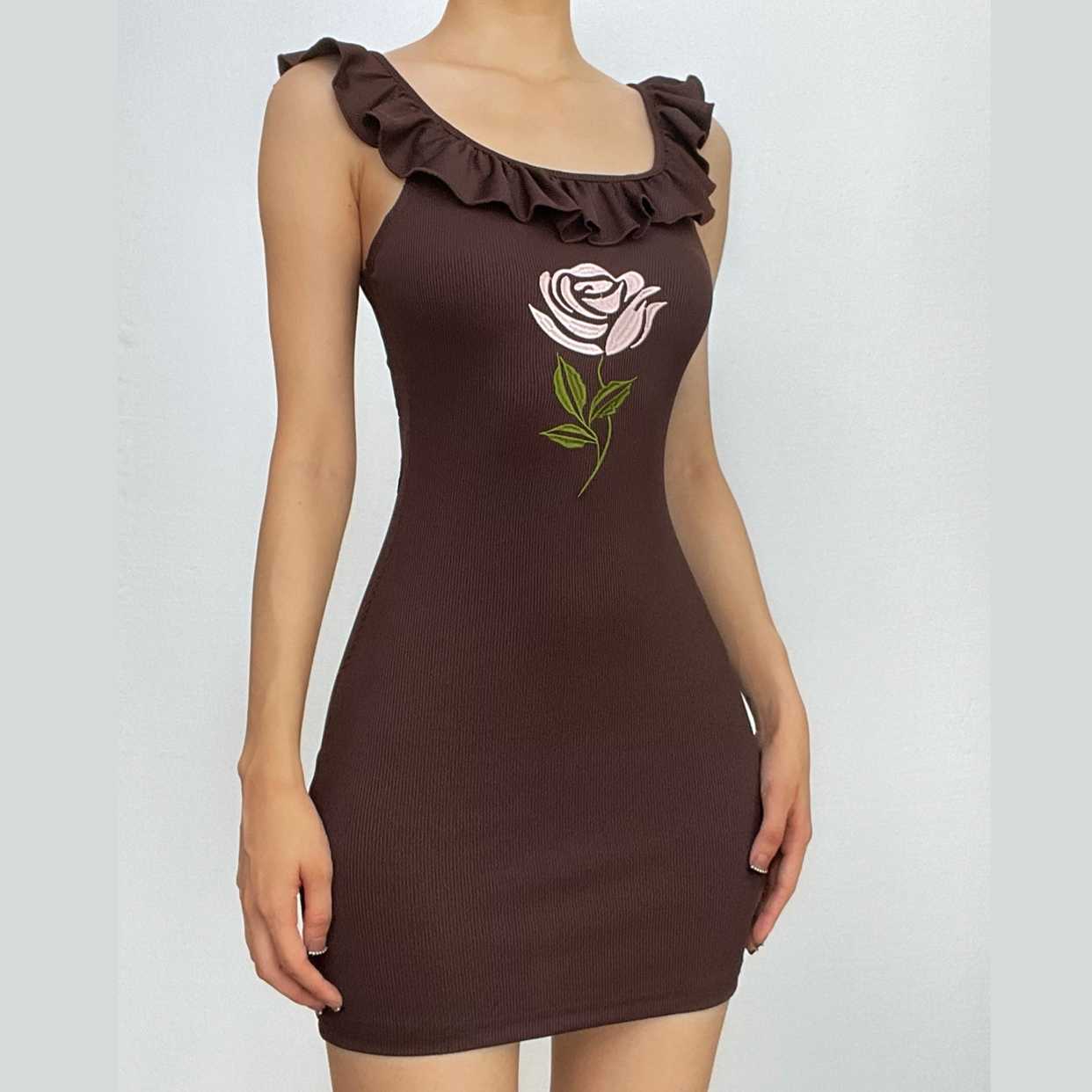 Geripptes Minikleid mit Flügelärmeln und Blumenstickerei und Rüschen