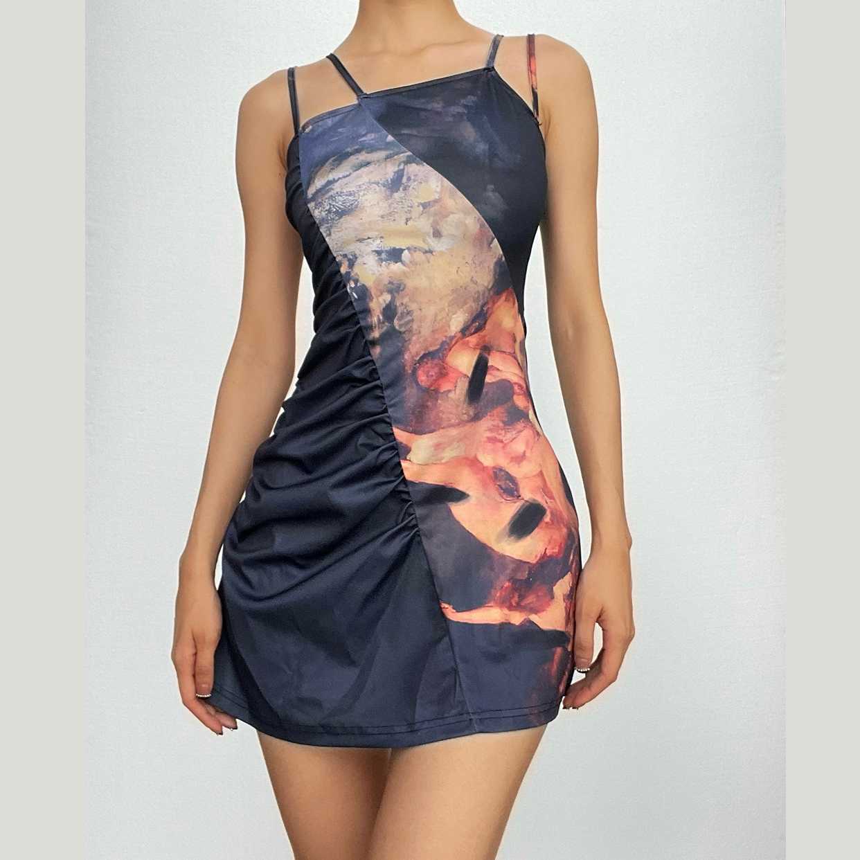 Gerüschtes, unregelmäßiges, abstraktes Patchwork-Minikleid mit Kontrast
