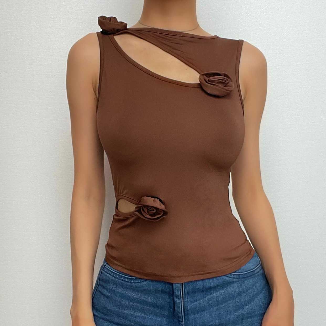 Top senza maniche con scollo rotondo traforato e applicazione floreale