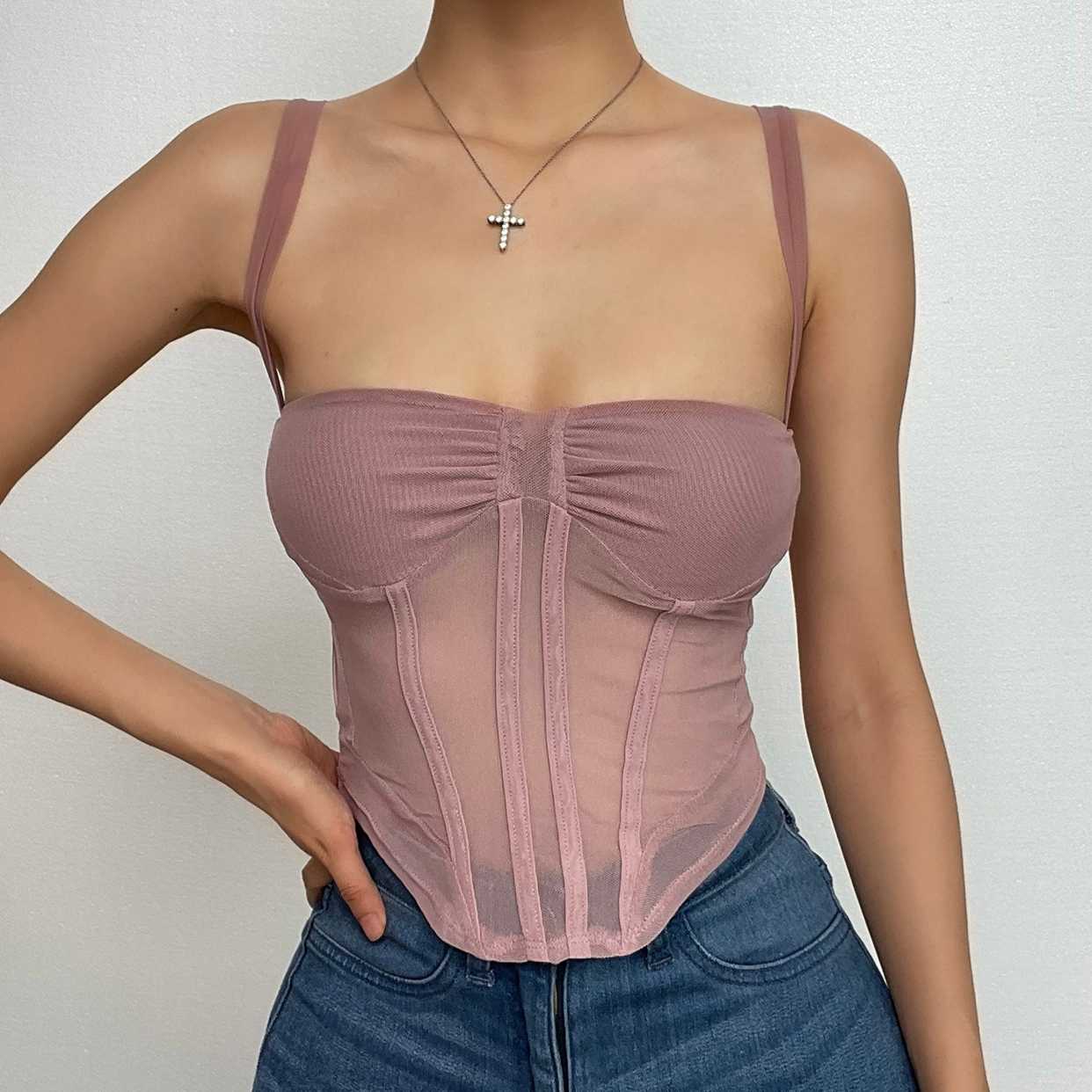 Top corto in rete trasparente con scollo quadrato, corsetto e schiena scoperta con arricciature