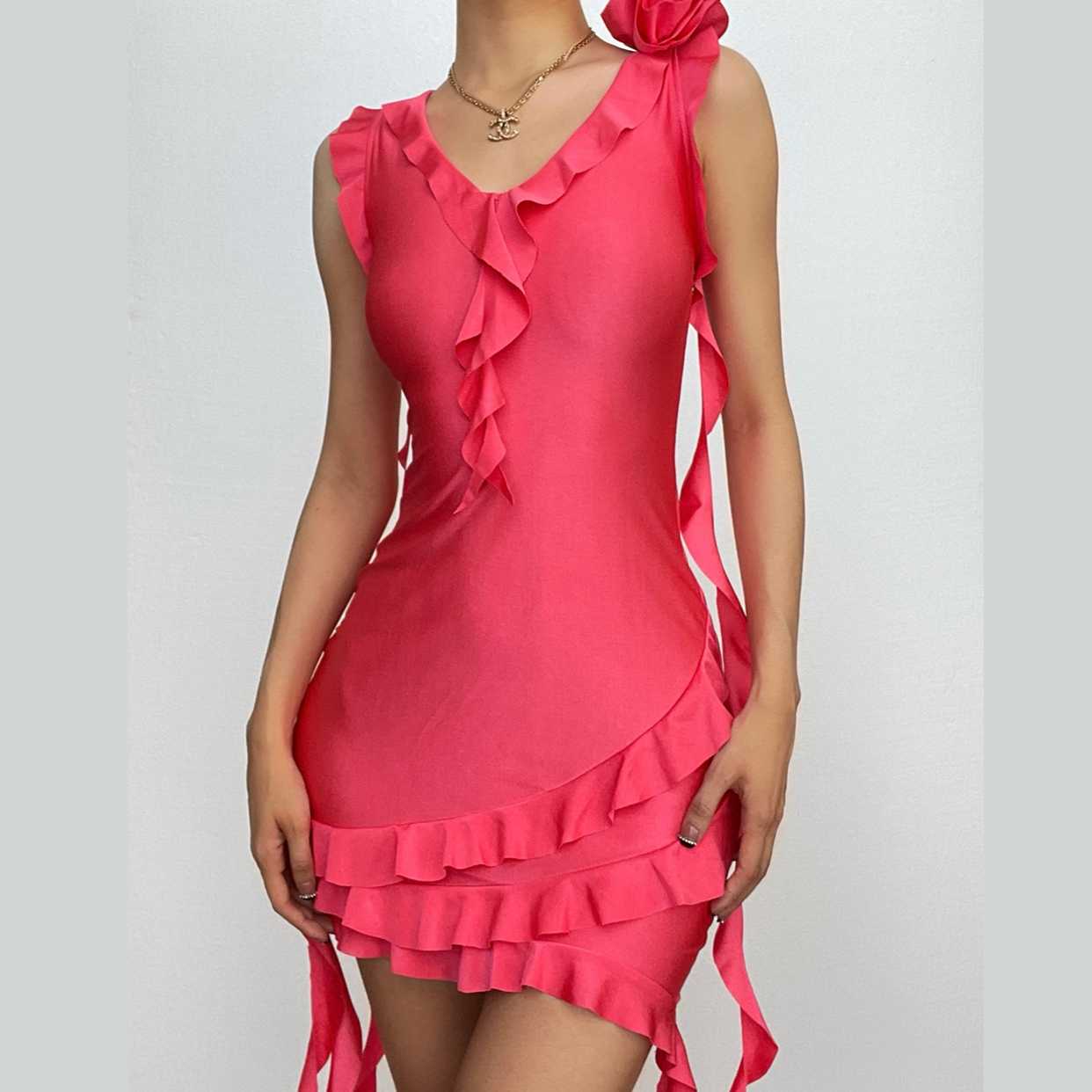 Ärmelloses Minikleid mit V-Ausschnitt, Rüschen und Blumenapplikation