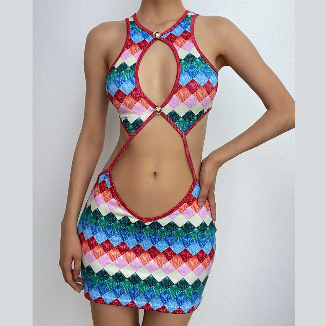 Ärmelloses Minikleid mit kontrastierendem Karomuster und ausgehöhlten Knöpfen