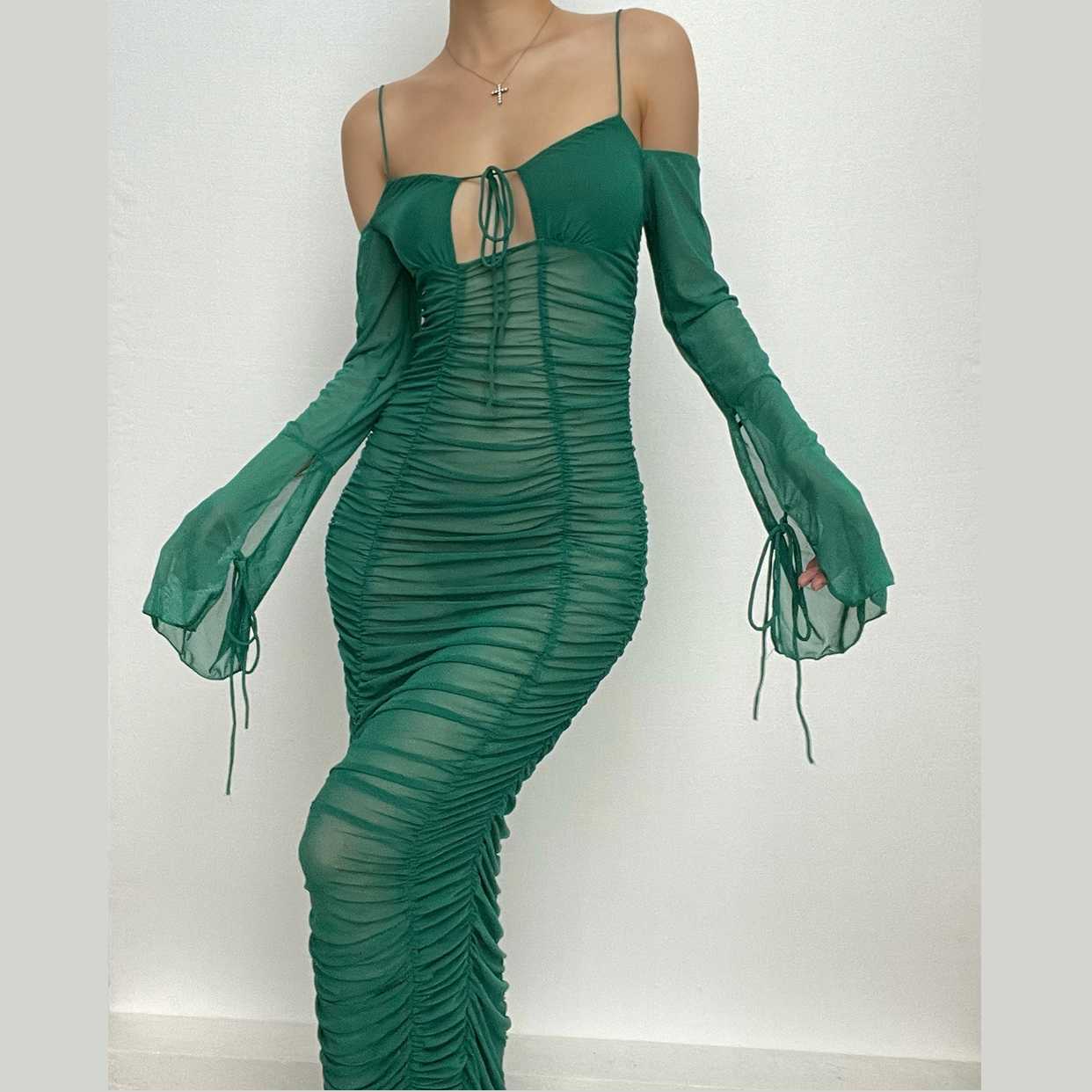 Schulterfreies, durchsichtiges Maxikleid aus transparentem Netzstoff mit Rüschen und Selbstschnürung