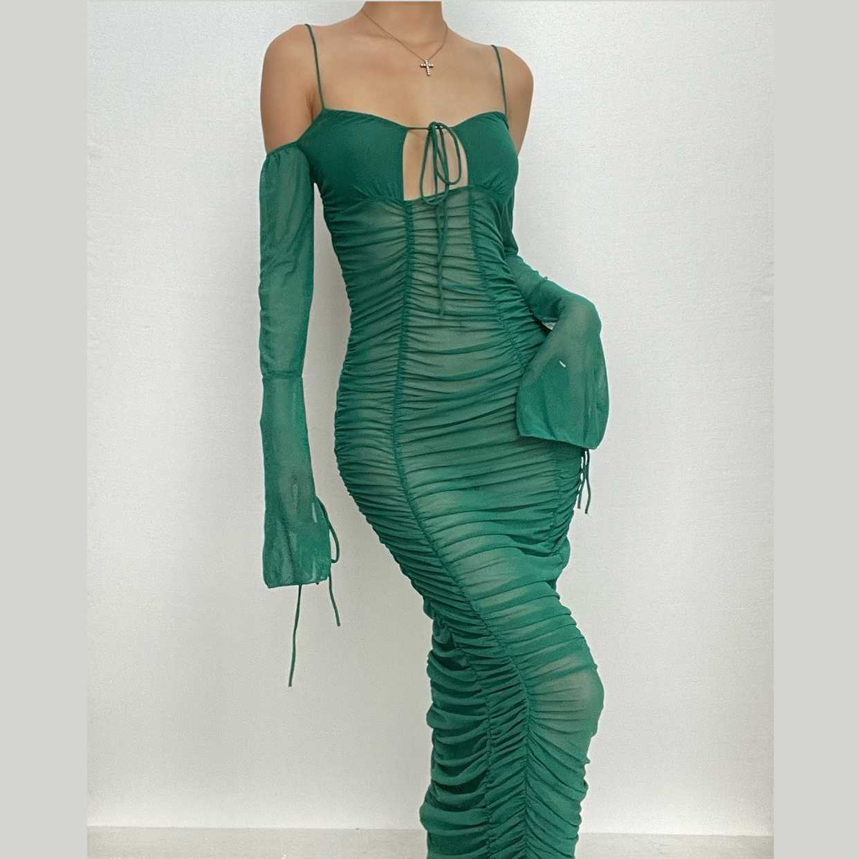 Schulterfreies, durchsichtiges Maxikleid aus transparentem Netzstoff mit Rüschen und Selbstschnürung
