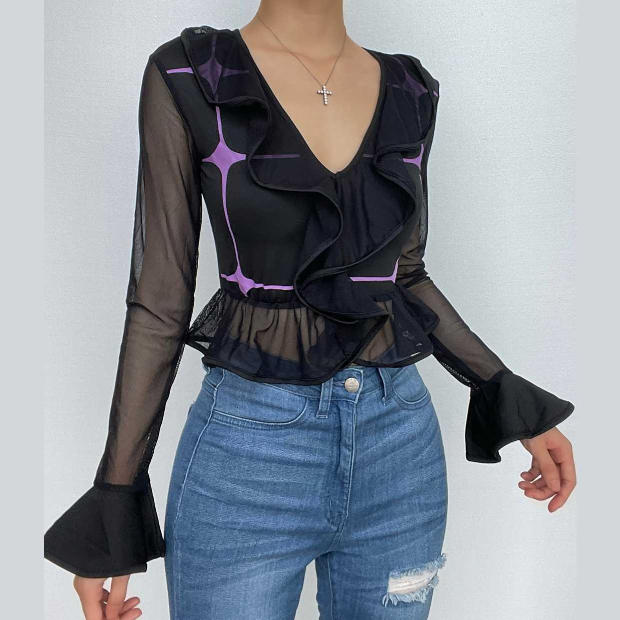 Crop Top mit V-Ausschnitt und langen Ärmeln aus Mesh mit kontrastierendem Rüschen-Patchwork