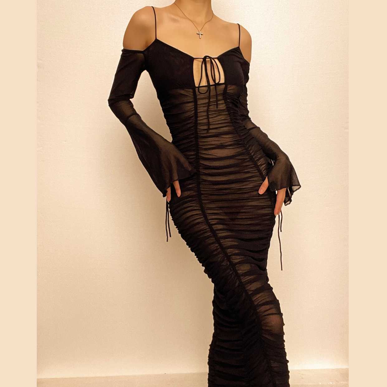 Schulterfreies, durchsichtiges Maxikleid aus transparentem Netzstoff mit Rüschen und Selbstschnürung