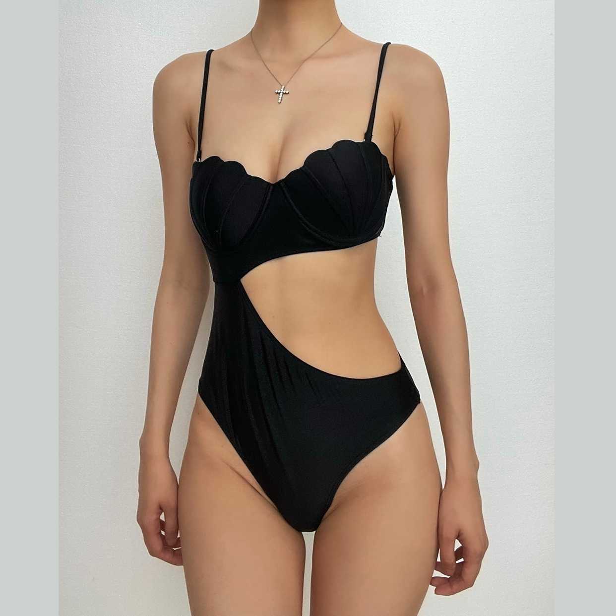 Ausgehöhlter, einfarbig gepolsterter, unregelmäßiger Camisole-Badeanzug