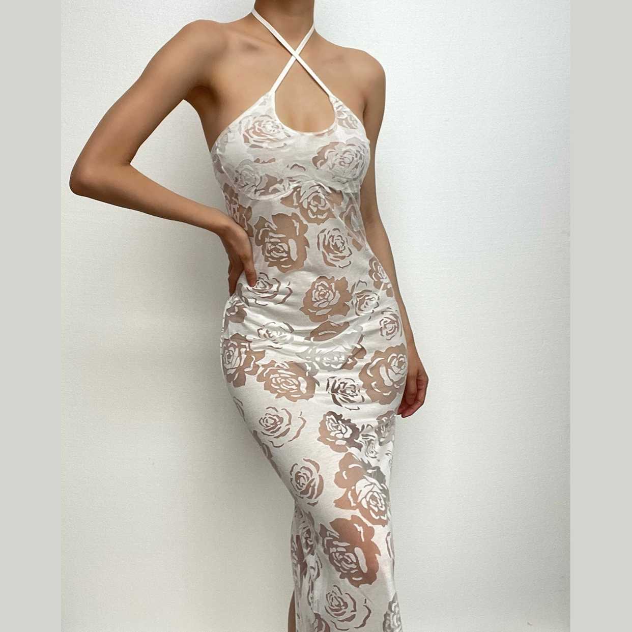 Durchsichtiges Neckholder-Midikleid mit Schlitz und überkreuzter Vorderseite und Blumenmuster