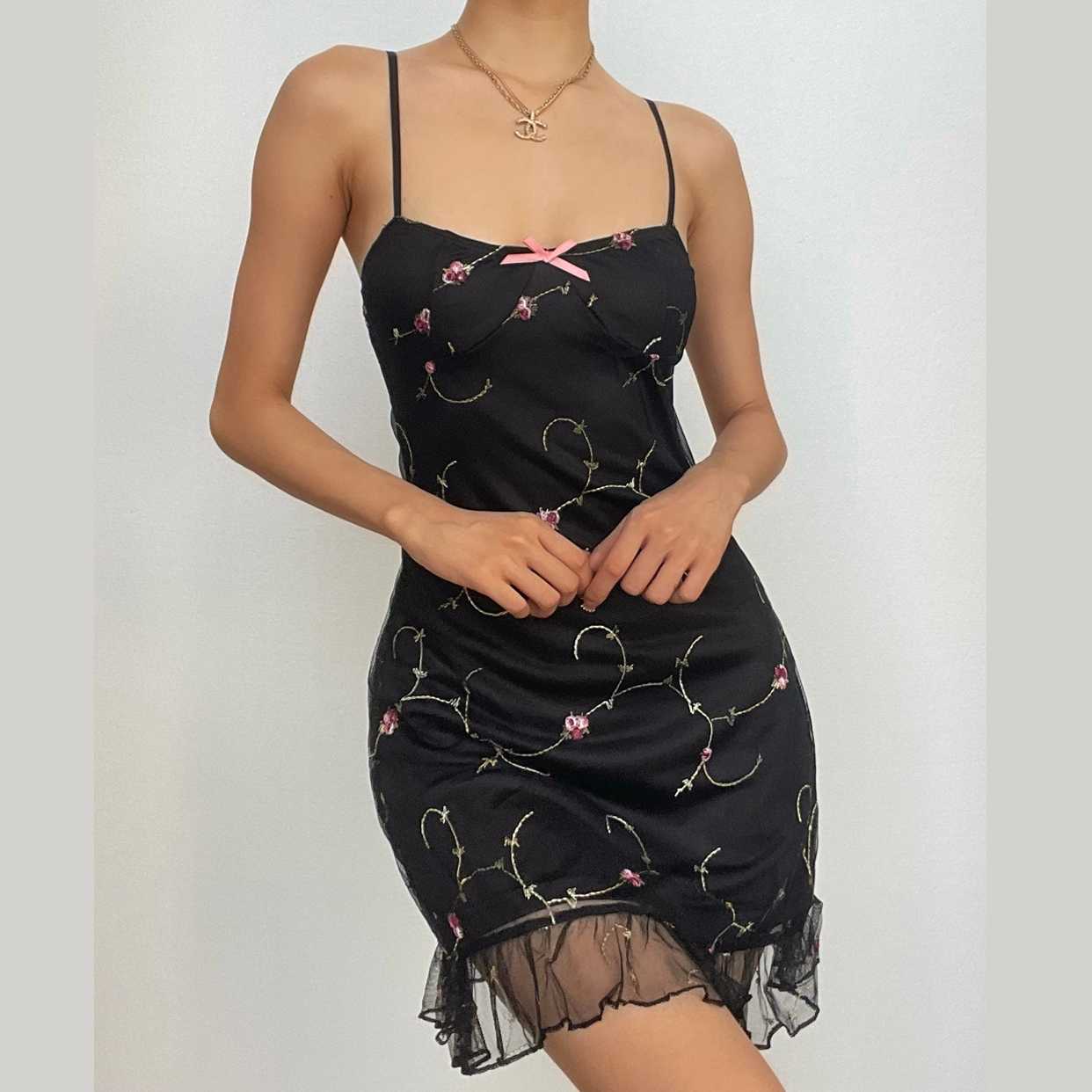 Rückenfreies Minikleid mit Rüschen aus Netzstoff, Blumenstickerei und kontrastierendem Camisole