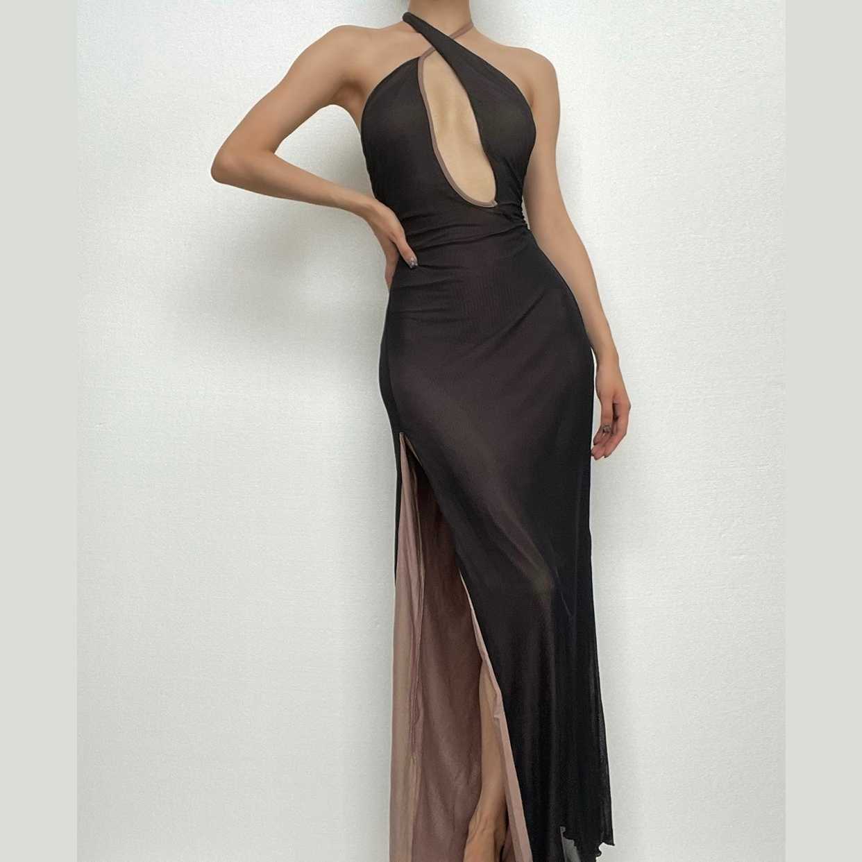 Rückenfreies Maxikleid aus gerafftem Netzstoff mit gekreuzter Vorderseite und Aussparung