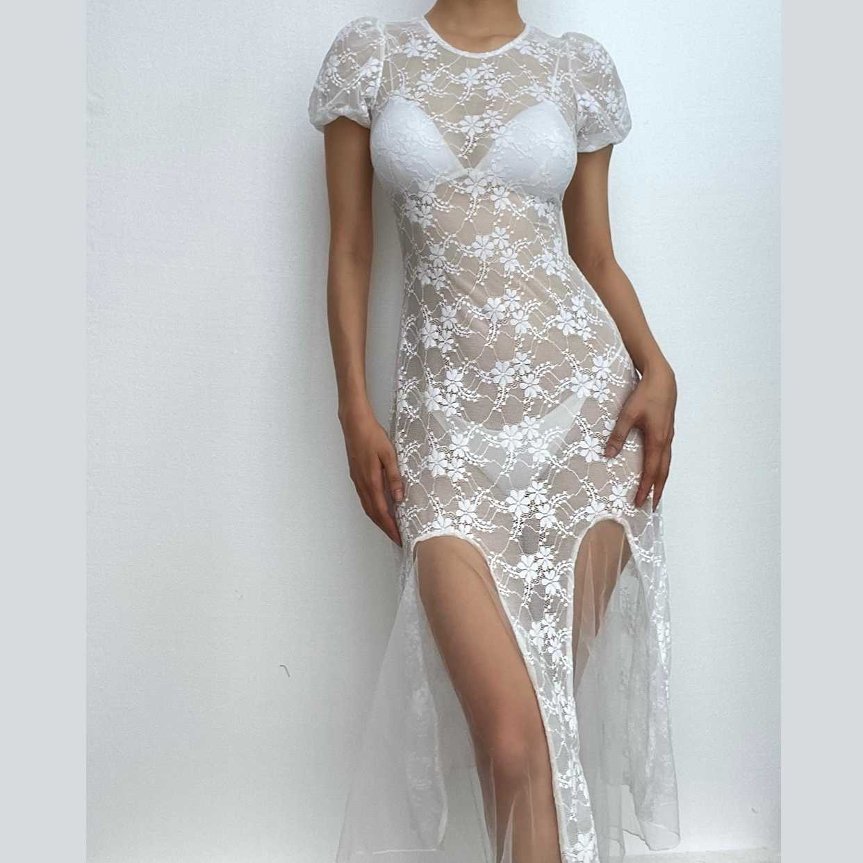 Durchsichtiges Patchwork-Midikleid mit Spitzeneinsätzen, Puffärmeln und Rüschen - Schlussverkauf