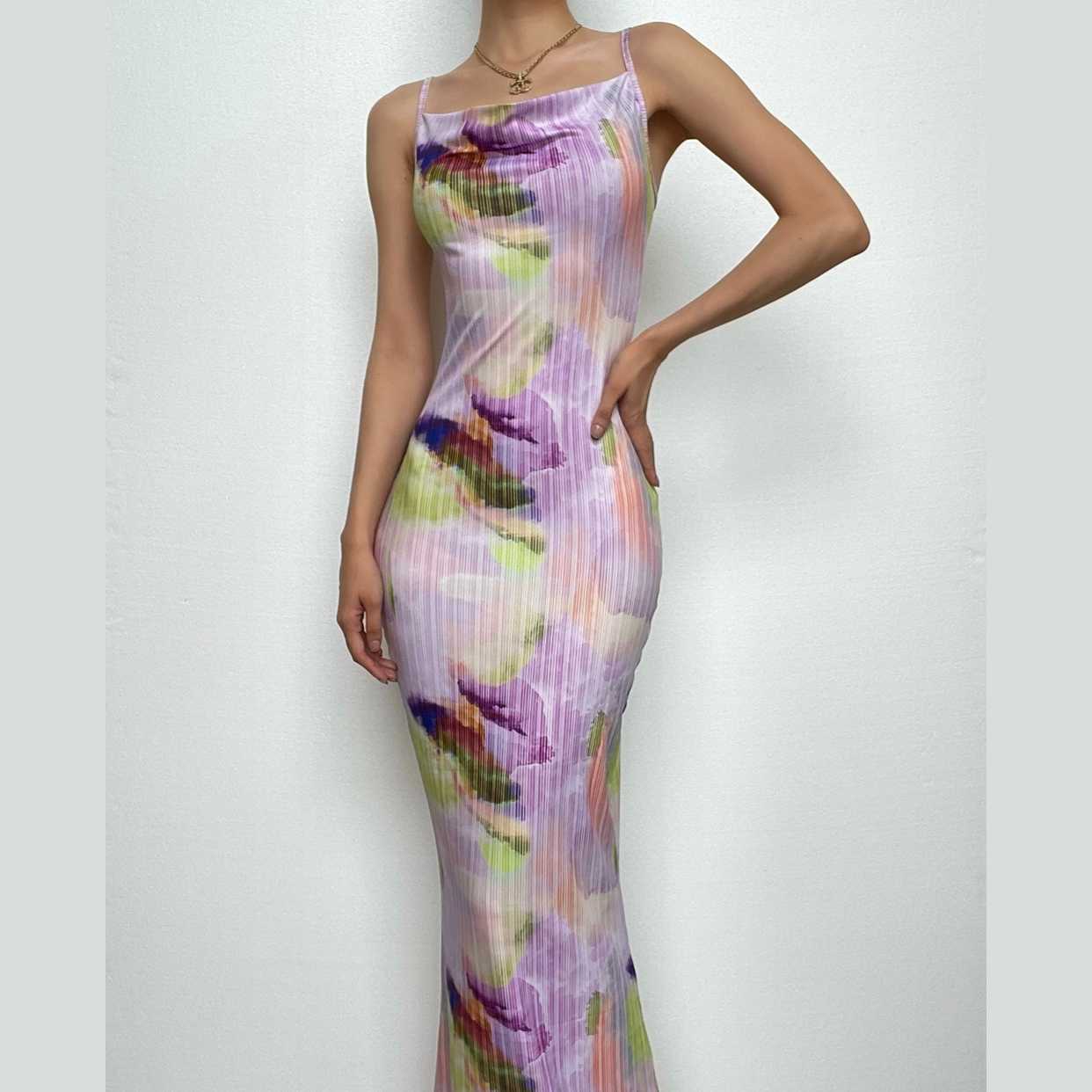 Rückenfreies Maxikleid mit Wasserfallausschnitt, V-Ausschnitt und Kontrastdruck