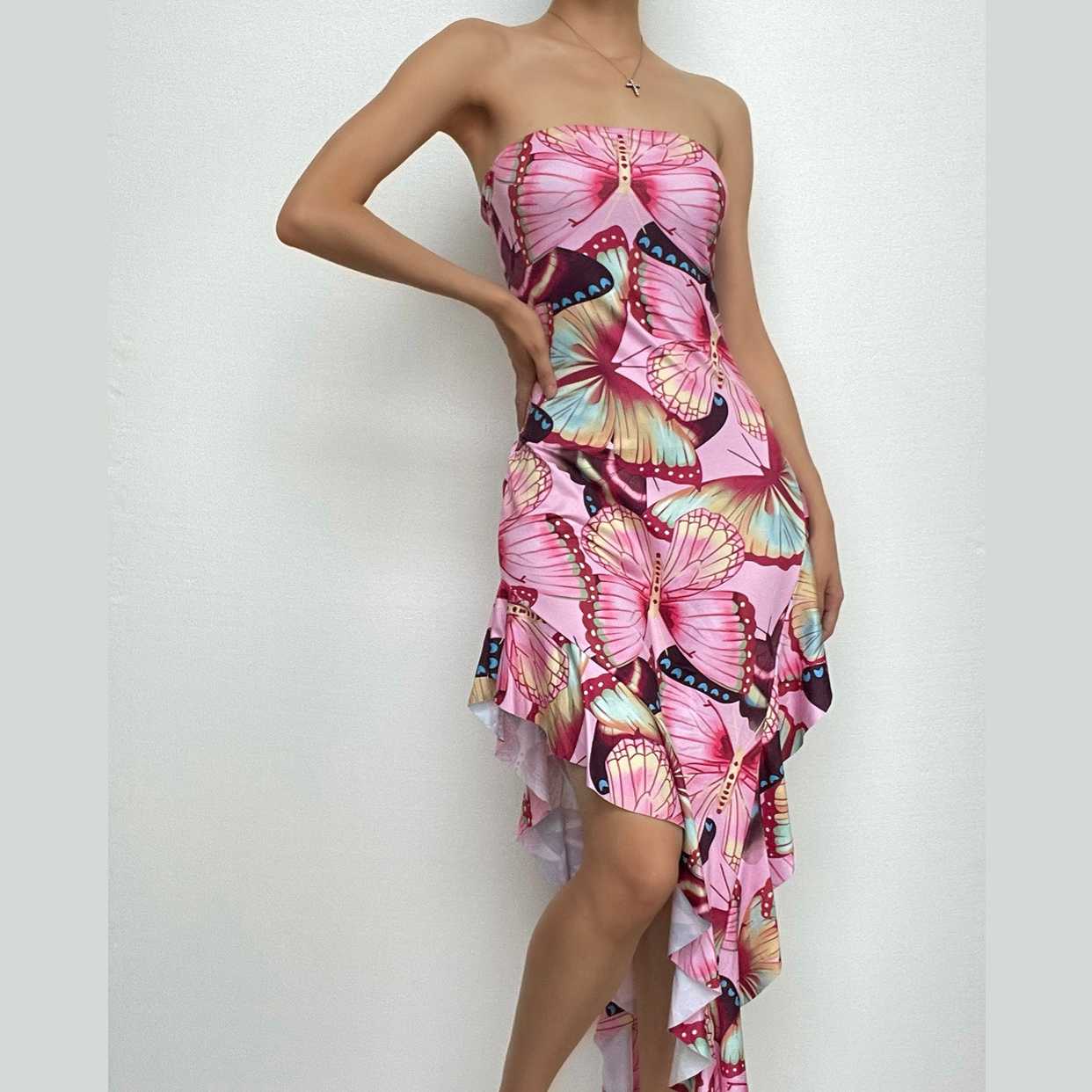 Rückenfreies Maxi-Tube-Kleid mit Schmetterlings-Print und kontrastierenden unregelmäßigen Rüschen
