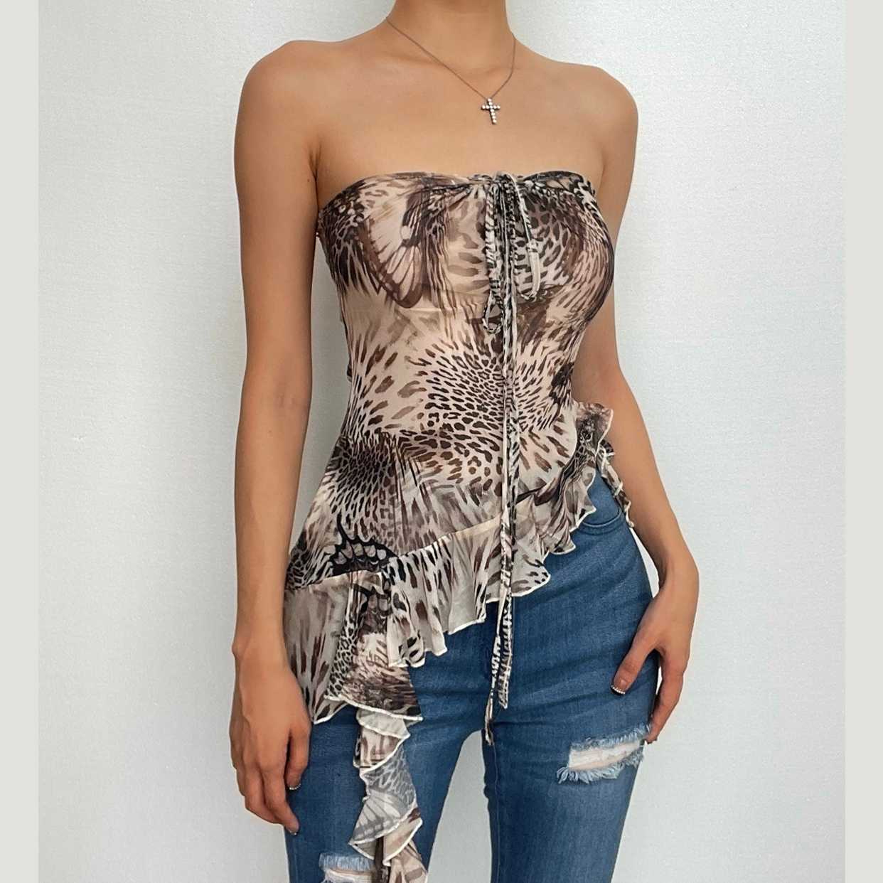Top corto con scollo all'americana irregolare in rete trasparente con motivo a farfalla
